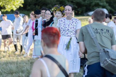 Yaz dönümü, Hıristiyan Aziz Vaftizci Yahya 'nın ziyafetinin arifesinde kutlanan bir Avrupa halk bayramıdır.
