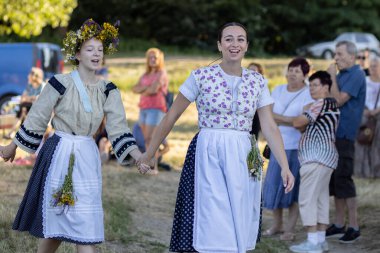 Yaz dönümü, Hıristiyan Aziz Vaftizci Yahya 'nın ziyafetinin arifesinde kutlanan bir Avrupa halk bayramıdır.