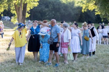 Yaz dönümü, Hıristiyan Aziz Vaftizci Yahya 'nın ziyafetinin arifesinde kutlanan bir Avrupa halk bayramıdır.