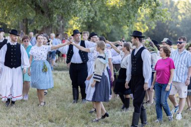 Yaz dönümü, Hıristiyan Aziz Vaftizci Yahya 'nın ziyafetinin arifesinde kutlanan bir Avrupa halk bayramıdır.