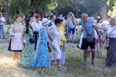 Yaz dönümü, Hıristiyan Aziz Vaftizci Yahya 'nın ziyafetinin arifesinde kutlanan bir Avrupa halk bayramıdır.