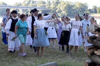 Yaz dönümü, Hıristiyan Aziz Vaftizci Yahya 'nın ziyafetinin arifesinde kutlanan bir Avrupa halk bayramıdır.