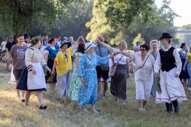Yaz dönümü, Hıristiyan Aziz Vaftizci Yahya 'nın ziyafetinin arifesinde kutlanan bir Avrupa halk bayramıdır.