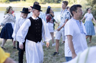 Yaz dönümü, Hıristiyan Aziz Vaftizci Yahya 'nın ziyafetinin arifesinde kutlanan bir Avrupa halk bayramıdır.