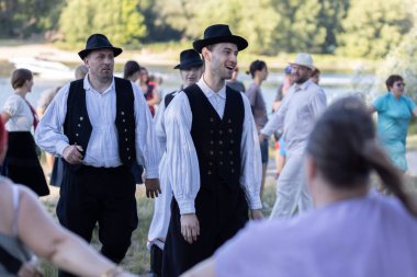 Yaz dönümü, Hıristiyan Aziz Vaftizci Yahya 'nın ziyafetinin arifesinde kutlanan bir Avrupa halk bayramıdır.