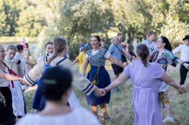 Yaz dönümü, Hıristiyan Aziz Vaftizci Yahya 'nın ziyafetinin arifesinde kutlanan bir Avrupa halk bayramıdır.