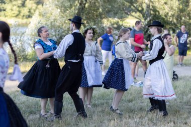 Yaz dönümü, Hıristiyan Aziz Vaftizci Yahya 'nın ziyafetinin arifesinde kutlanan bir Avrupa halk bayramıdır.