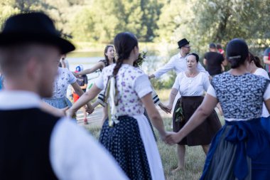 Yaz dönümü, Hıristiyan Aziz Vaftizci Yahya 'nın ziyafetinin arifesinde kutlanan bir Avrupa halk bayramıdır.