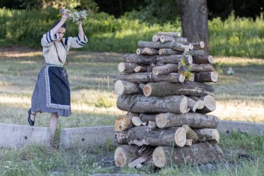 Yaz dönümü, Hıristiyan Aziz Vaftizci Yahya 'nın ziyafetinin arifesinde kutlanan bir Avrupa halk bayramıdır.