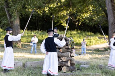 Yaz dönümü, Hıristiyan Aziz Vaftizci Yahya 'nın ziyafetinin arifesinde kutlanan bir Avrupa halk bayramıdır.