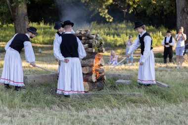 Yaz dönümü, Hıristiyan Aziz Vaftizci Yahya 'nın ziyafetinin arifesinde kutlanan bir Avrupa halk bayramıdır.