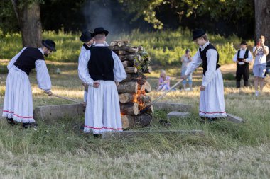 Yaz dönümü, Hıristiyan Aziz Vaftizci Yahya 'nın ziyafetinin arifesinde kutlanan bir Avrupa halk bayramıdır.