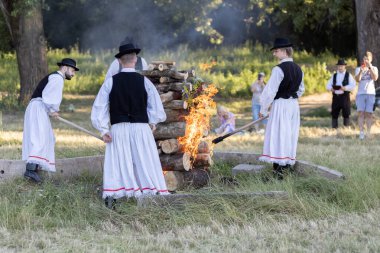Yaz dönümü, Hıristiyan Aziz Vaftizci Yahya 'nın ziyafetinin arifesinde kutlanan bir Avrupa halk bayramıdır.