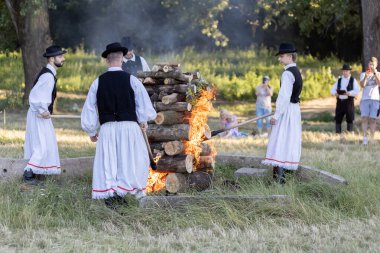Yaz dönümü, Hıristiyan Aziz Vaftizci Yahya 'nın ziyafetinin arifesinde kutlanan bir Avrupa halk bayramıdır.