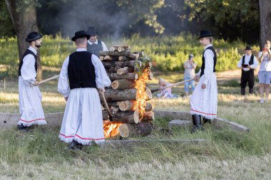 Yaz dönümü, Hıristiyan Aziz Vaftizci Yahya 'nın ziyafetinin arifesinde kutlanan bir Avrupa halk bayramıdır.