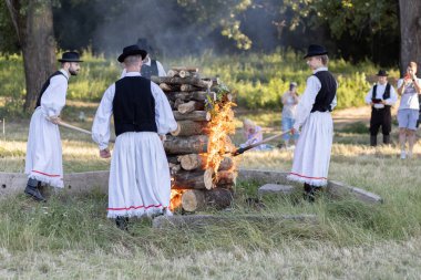 Yaz dönümü, Hıristiyan Aziz Vaftizci Yahya 'nın ziyafetinin arifesinde kutlanan bir Avrupa halk bayramıdır.