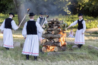 Yaz dönümü, Hıristiyan Aziz Vaftizci Yahya 'nın ziyafetinin arifesinde kutlanan bir Avrupa halk bayramıdır.