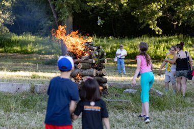Yaz dönümü, Hıristiyan Aziz Vaftizci Yahya 'nın ziyafetinin arifesinde kutlanan bir Avrupa halk bayramıdır.