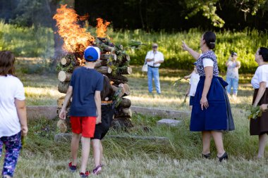 Yaz dönümü, Hıristiyan Aziz Vaftizci Yahya 'nın ziyafetinin arifesinde kutlanan bir Avrupa halk bayramıdır.