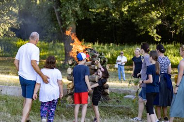 Yaz dönümü, Hıristiyan Aziz Vaftizci Yahya 'nın ziyafetinin arifesinde kutlanan bir Avrupa halk bayramıdır.