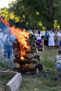 Yaz dönümü, Hıristiyan Aziz Vaftizci Yahya 'nın ziyafetinin arifesinde kutlanan bir Avrupa halk bayramıdır.