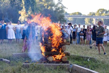 Yaz dönümü, Hıristiyan Aziz Vaftizci Yahya 'nın ziyafetinin arifesinde kutlanan bir Avrupa halk bayramıdır.