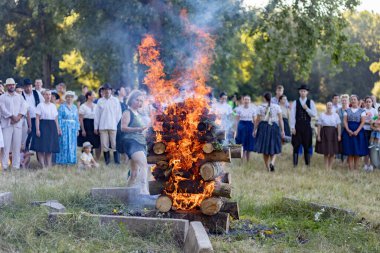 Yaz dönümü, Hıristiyan Aziz Vaftizci Yahya 'nın ziyafetinin arifesinde kutlanan bir Avrupa halk bayramıdır.