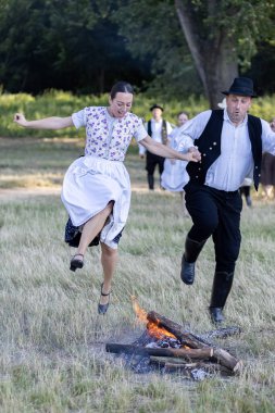 Yaz dönümü, Hıristiyan Aziz Vaftizci Yahya 'nın ziyafetinin arifesinde kutlanan bir Avrupa halk bayramıdır.