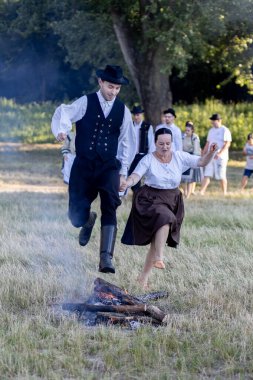 Yaz dönümü, Hıristiyan Aziz Vaftizci Yahya 'nın ziyafetinin arifesinde kutlanan bir Avrupa halk bayramıdır.