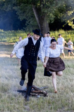 Yaz dönümü, Hıristiyan Aziz Vaftizci Yahya 'nın ziyafetinin arifesinde kutlanan bir Avrupa halk bayramıdır.