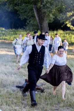 Yaz dönümü, Hıristiyan Aziz Vaftizci Yahya 'nın ziyafetinin arifesinde kutlanan bir Avrupa halk bayramıdır.