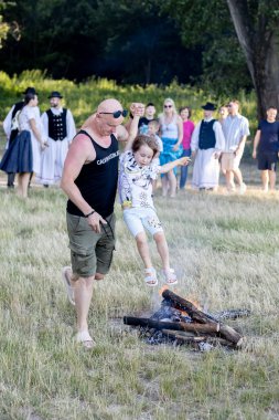 Yaz dönümü, Hıristiyan Aziz Vaftizci Yahya 'nın ziyafetinin arifesinde kutlanan bir Avrupa halk bayramıdır.
