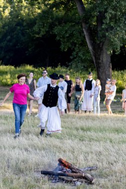 Yaz dönümü, Hıristiyan Aziz Vaftizci Yahya 'nın ziyafetinin arifesinde kutlanan bir Avrupa halk bayramıdır.