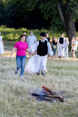 Yaz dönümü, Hıristiyan Aziz Vaftizci Yahya 'nın ziyafetinin arifesinde kutlanan bir Avrupa halk bayramıdır.