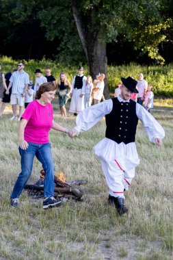 Yaz dönümü, Hıristiyan Aziz Vaftizci Yahya 'nın ziyafetinin arifesinde kutlanan bir Avrupa halk bayramıdır.