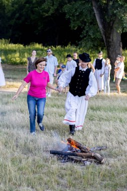 Yaz dönümü, Hıristiyan Aziz Vaftizci Yahya 'nın ziyafetinin arifesinde kutlanan bir Avrupa halk bayramıdır.