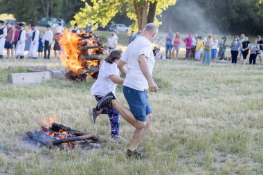 Yaz dönümü, Hıristiyan Aziz Vaftizci Yahya 'nın ziyafetinin arifesinde kutlanan bir Avrupa halk bayramıdır.