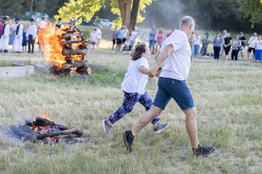 Yaz dönümü, Hıristiyan Aziz Vaftizci Yahya 'nın ziyafetinin arifesinde kutlanan bir Avrupa halk bayramıdır.