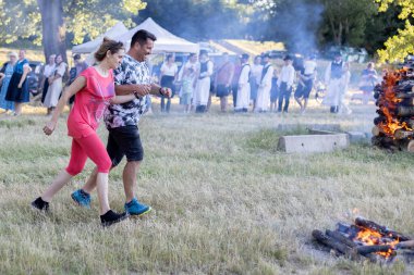 Yaz dönümü, Hıristiyan Aziz Vaftizci Yahya 'nın ziyafetinin arifesinde kutlanan bir Avrupa halk bayramıdır.