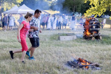 Yaz dönümü, Hıristiyan Aziz Vaftizci Yahya 'nın ziyafetinin arifesinde kutlanan bir Avrupa halk bayramıdır.