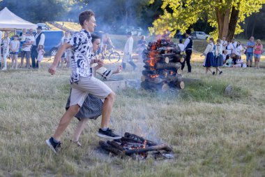 Yaz dönümü, Hıristiyan Aziz Vaftizci Yahya 'nın ziyafetinin arifesinde kutlanan bir Avrupa halk bayramıdır.