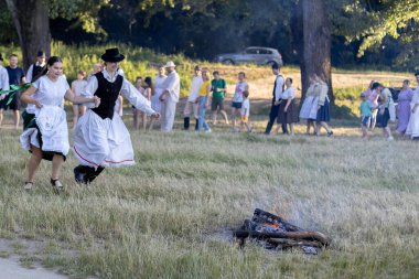 Yaz dönümü, Hıristiyan Aziz Vaftizci Yahya 'nın ziyafetinin arifesinde kutlanan bir Avrupa halk bayramıdır.