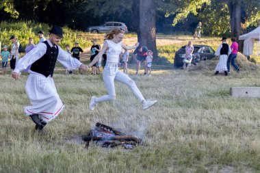 Yaz dönümü, Hıristiyan Aziz Vaftizci Yahya 'nın ziyafetinin arifesinde kutlanan bir Avrupa halk bayramıdır.