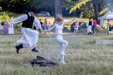 Yaz dönümü, Hıristiyan Aziz Vaftizci Yahya 'nın ziyafetinin arifesinde kutlanan bir Avrupa halk bayramıdır.