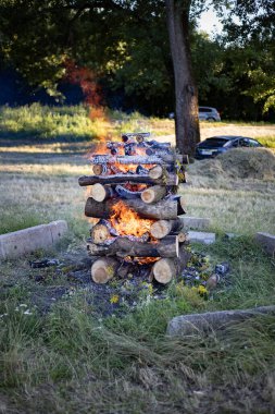 Yaz dönümü, Hıristiyan Aziz Vaftizci Yahya 'nın ziyafetinin arifesinde kutlanan bir Avrupa halk bayramıdır.