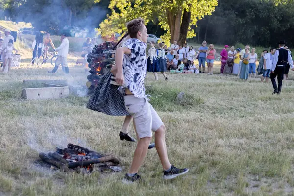 Yaz dönümü, Hıristiyan Aziz Vaftizci Yahya 'nın ziyafetinin arifesinde kutlanan bir Avrupa halk bayramıdır.