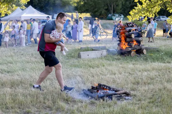 Yaz dönümü, Hıristiyan Aziz Vaftizci Yahya 'nın ziyafetinin arifesinde kutlanan bir Avrupa halk bayramıdır.
