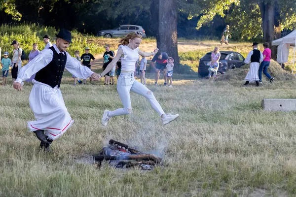 Yaz dönümü, Hıristiyan Aziz Vaftizci Yahya 'nın ziyafetinin arifesinde kutlanan bir Avrupa halk bayramıdır.