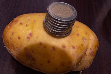 Patates ve bir yığın bozuk para. Ukrayna 'da savaş nedeniyle fiyatlar yükseliyor