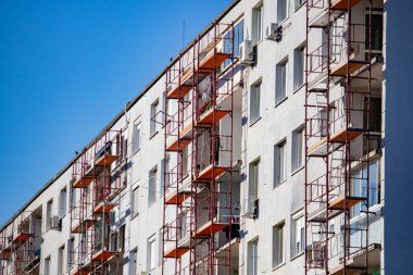 Çok katlı bir binanın ön cephesinin tamiri